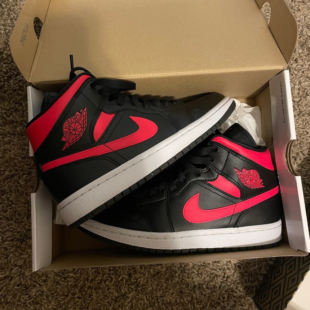 Air Jordan Mid 1